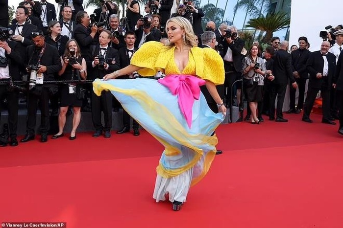 Lần đầu đến với Cannes, nữ ca sĩ Tallia Storm khiến người ta liên tưởng đến gói quà vì chiếc váy sặc sỡ cùng phần nơ khổng lồ trước ngực.