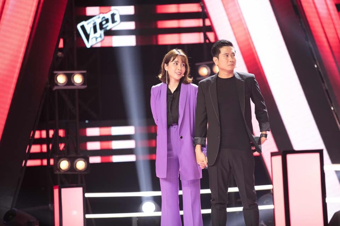 Hồ Hoài Anh và Lưu Hương Giang cùng diện vest trên sân khấu.