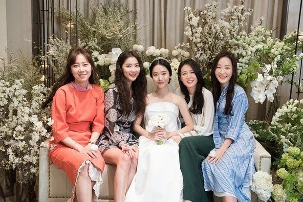 Gong Hyo Jin, Son Ye Jin và dàn bạn thân cũng chọn những kiểu váy đơn giản, màu sắc tươi sáng nhưng không lấn át cô dâu.