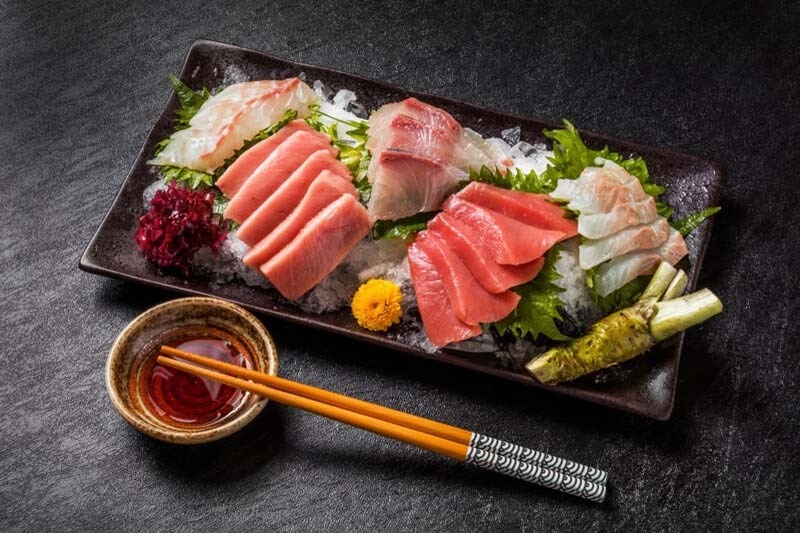 Hàm lượng Omega-3 trong cá hồi sống nhiều hơn nhiều lần sau khi được nấu chín nên ăn sashimi cá hồi vẫn là lựa chọn tốt nhất cho việc trẻ hoá.