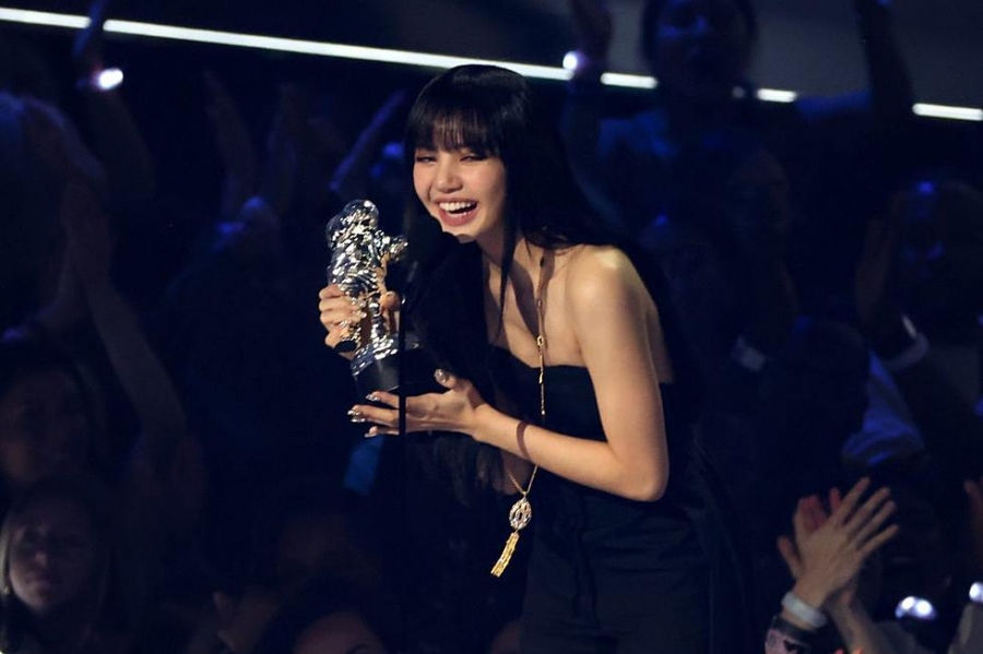 Niềm vui nhân đôi khi thành viên Lisa nhận được giải thưởng Best K-pop năm nay.