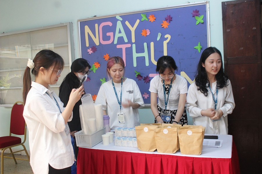 Sinh viên Ngoại giao tổ chức sự kiện chăm sóc sức khỏe tinh thần cho gần 400 người nhà bệnh nhân nhi - Ảnh 1