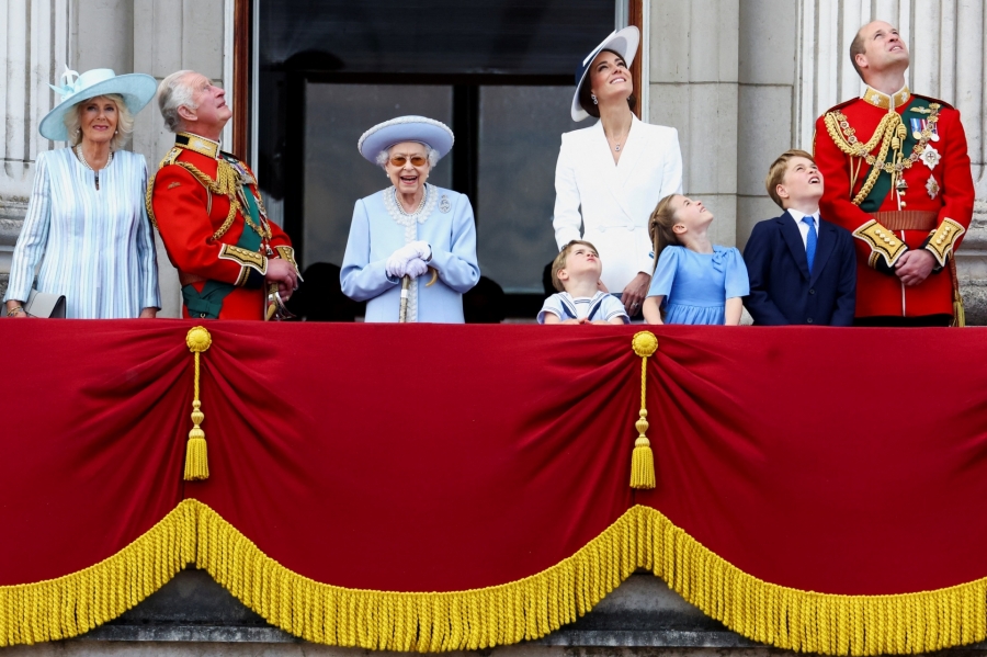 Nữ hoàng Elizabeth II cùng gia đình hoàng tộc trên ban công Điện Buckingham.