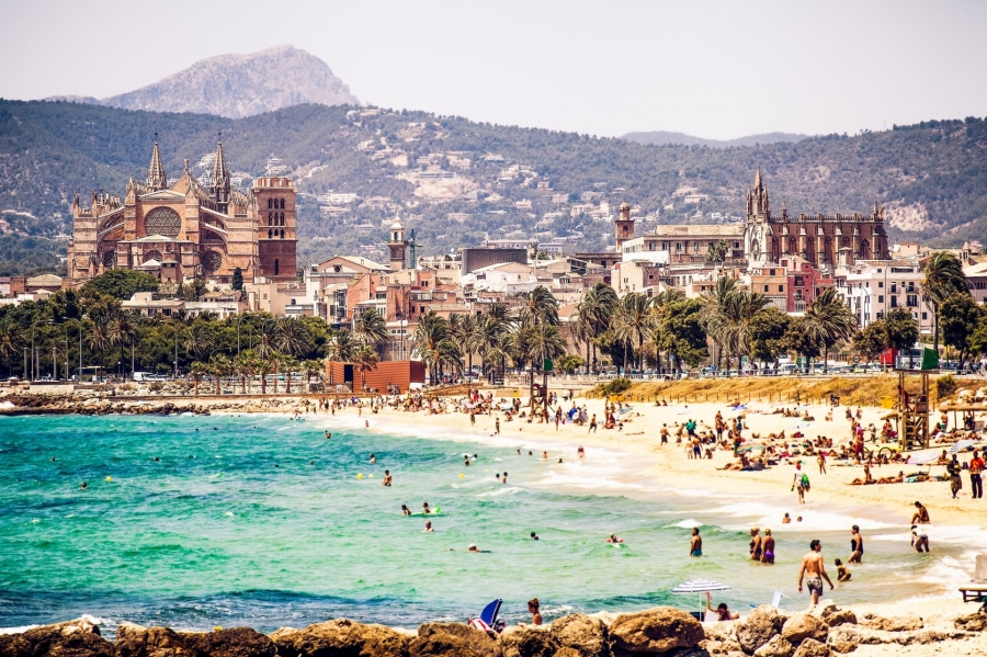 Đảo Majorca không chỉ nổi tiếng với những bãi tắm đẹp mà còn có nhiều điểm du lịch thú vị. Ảnh: theculturetrip