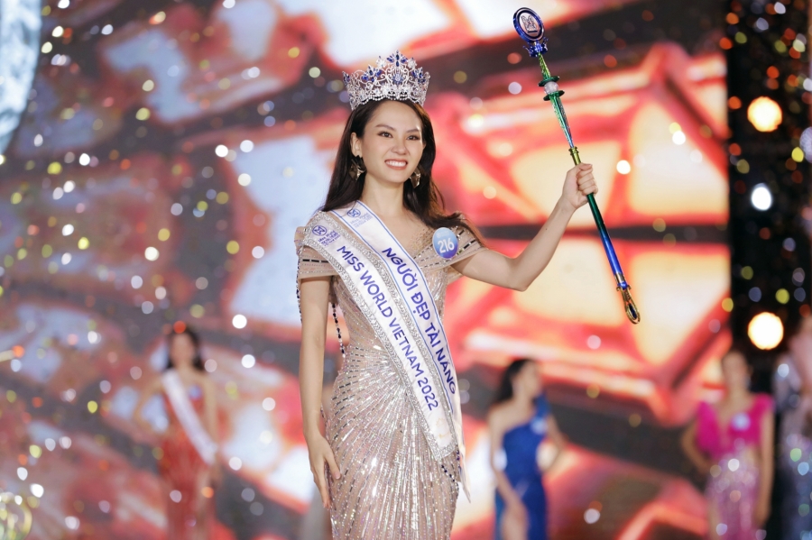 Tân Hoa hậu Thế giới Việt Nam rạng rỡ trong đêm chung kết.