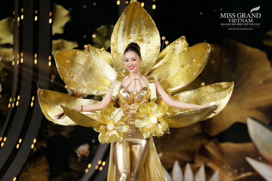Dù biểu diễn tại đêm diễn trang phục văn hoá dân tộc nhưng Tiểu Vy lại vắng mặt tại đêm chung kết Miss Grand Vietnam 2022 sau đó 1 tuần.