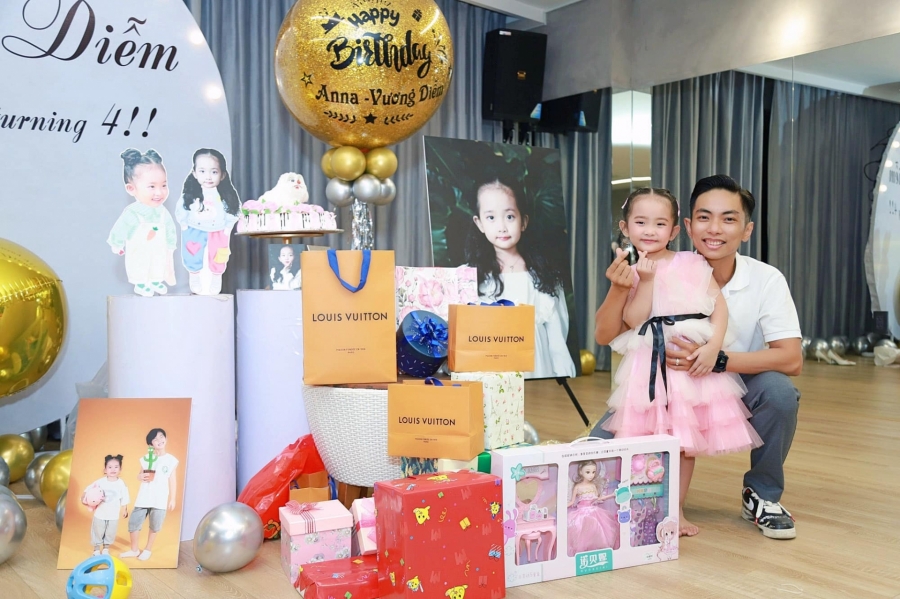 Vợ chồng Chí Anh dự tiệc mừng sinh nhật con gái Khánh Thi - Phan Hiển - Ảnh 6