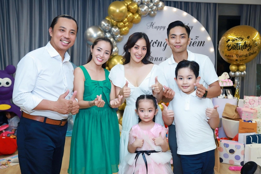 Vợ chồng Chí Anh dự tiệc mừng sinh nhật con gái Khánh Thi - Phan Hiển - Ảnh 1