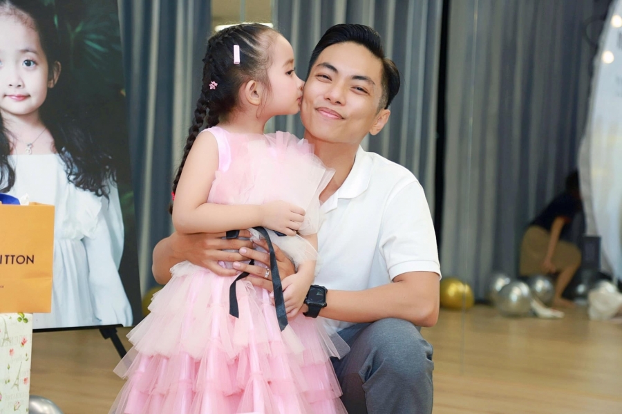 Vợ chồng Chí Anh dự tiệc mừng sinh nhật con gái Khánh Thi - Phan Hiển - Ảnh 5