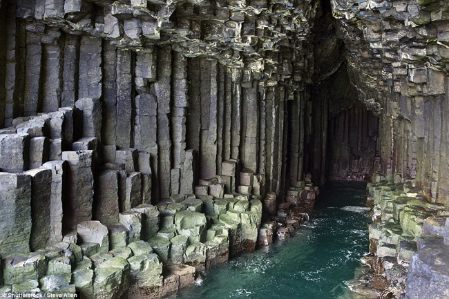Hang động Fingal (Scotland) được tạo nên từ các khối đá hình lục giác.
