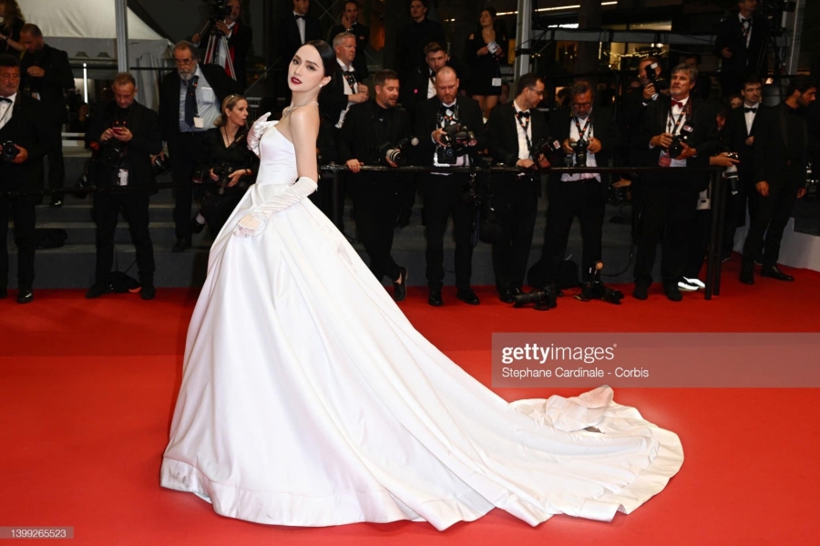 Hương Giang trên thảm đỏ Cannes như cô dâu, netizen tưởng qua Pháp chụp ảnh cưới - Ảnh 2