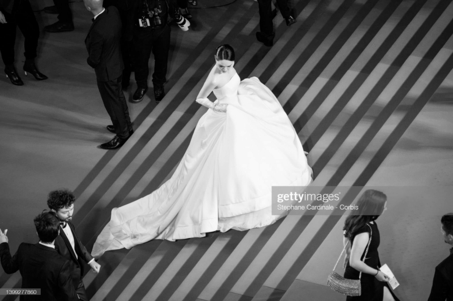 Hương Giang trên thảm đỏ Cannes như cô dâu, netizen tưởng qua Pháp chụp ảnh cưới - Ảnh 10