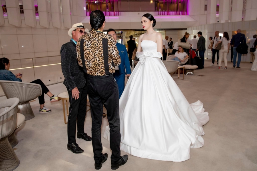 Hương Giang trên thảm đỏ Cannes như cô dâu, netizen tưởng qua Pháp chụp ảnh cưới - Ảnh 7