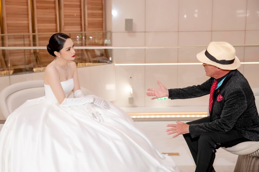 Hương Giang trên thảm đỏ Cannes như cô dâu, netizen tưởng qua Pháp chụp ảnh cưới - Ảnh 1