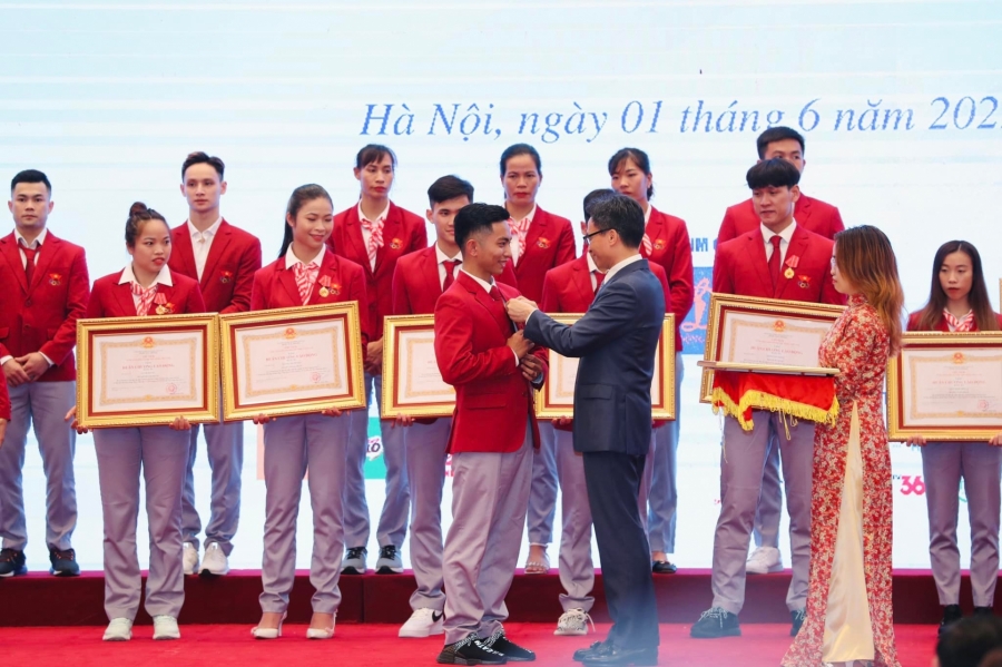Phan Hiển nhận huân chương lao động hạng 3, tiết lộ mối quan hệ đặc biệt với Chí Anh - Ảnh 1