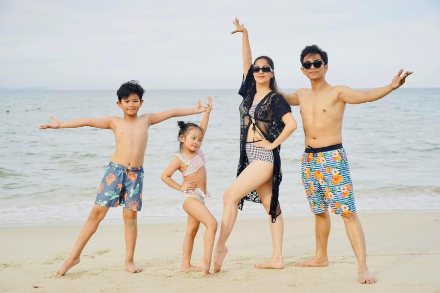 Khánh Thi - Phan Hiển tạo dáng ngoài bãi biển cùng 2 con
