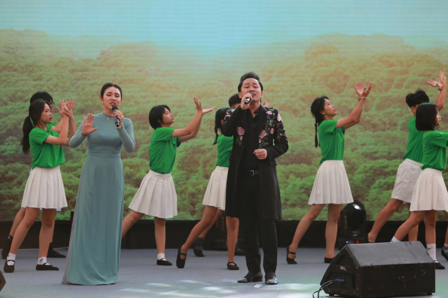 Tùng Dương, Bảo Trâm biểu diễn tại Ngày hội tới trường trường Hy Vọng
