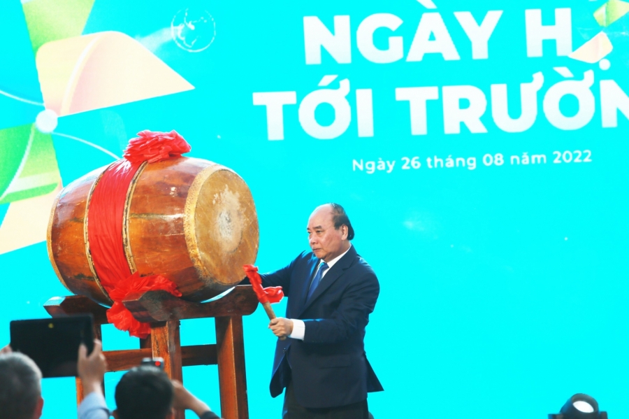 Thủ tướng Nguyễn Xuân Phúc đánh trống tựu trường tại Ngày hội tới trường trường Hy Vọng