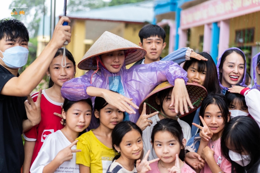 Thùy Tiên mặc áo mưa giấy lội bùn đi từ thiện ở Sơn La hậu được giải oan vụ 'bán hoa' 360 triệu - Ảnh 3