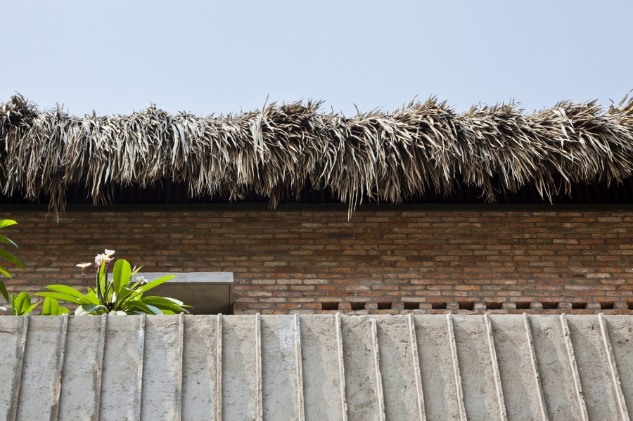 Lá cọ được xếp thành từng lớp trên tấm mái để ngăn bê tông nóng lên vào những thời điểm nắng nóng trong ngày. 