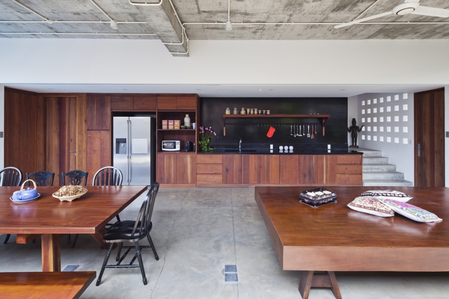 Phòng bếp thiết kế kiểu chữ I với nội thất gỗ và tone màu đen của mặt bàn bếp và tường backsplash cho cảm giác sang trọng tuyệt đối.