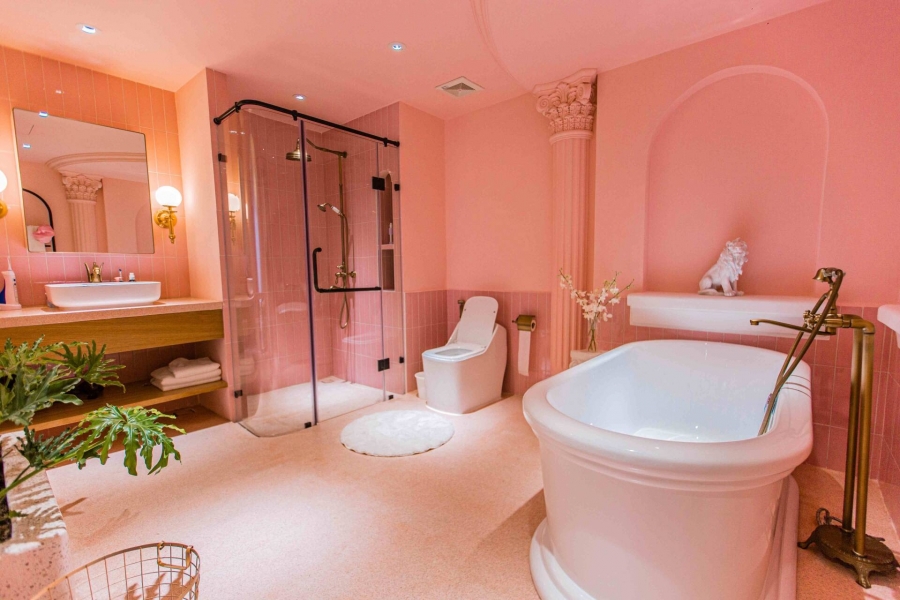 Phòng tắm hồng toàn tập đẹp như set hình chụp tạp chí.