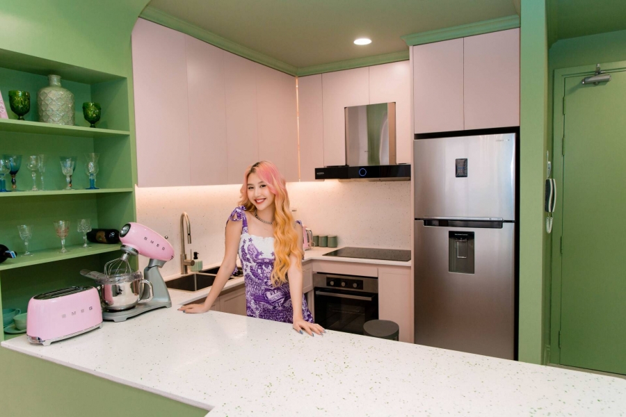 Phòng bếp có thêm tone xanh tạo cảm giác mát mắt hơn.