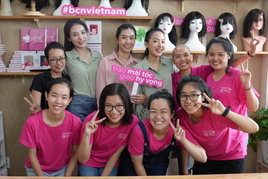 Thí sinh Miss World Vietnam 2022 thực hiện dự án 'Nữ chiến binh hồng'.