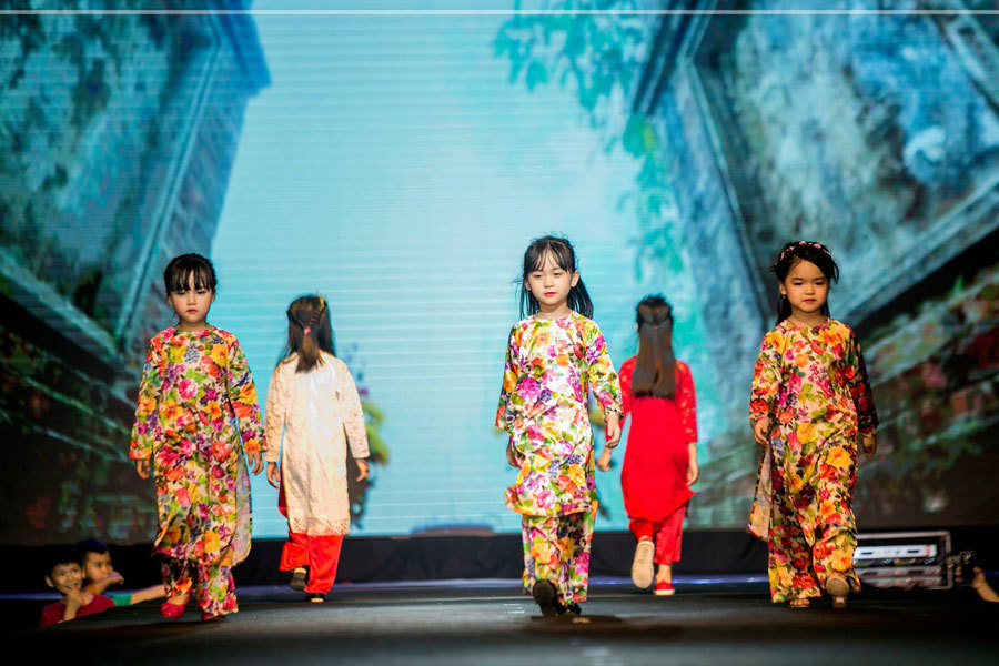 Một chương trình thời trang áo dài trẻ em do đạo diễn Huy Lio tổ chức