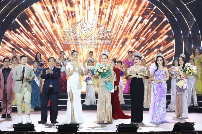 Thí sinh bầu 6 tháng vẫn tự tin thi áo tắm tại Hoa hậu doanh nhân Việt Nam - Ảnh 3