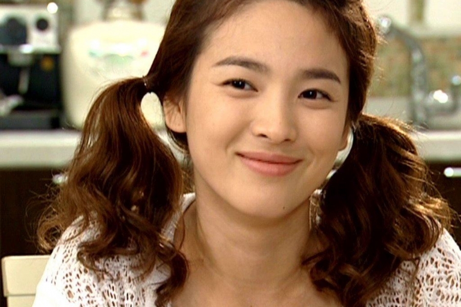 Song Hye Kyo vào vai nữ chính Han Ji Eun trong “Full House” là một nhà văn tự do và có chuyện tình lãng mạn, hài hước với nam chính.