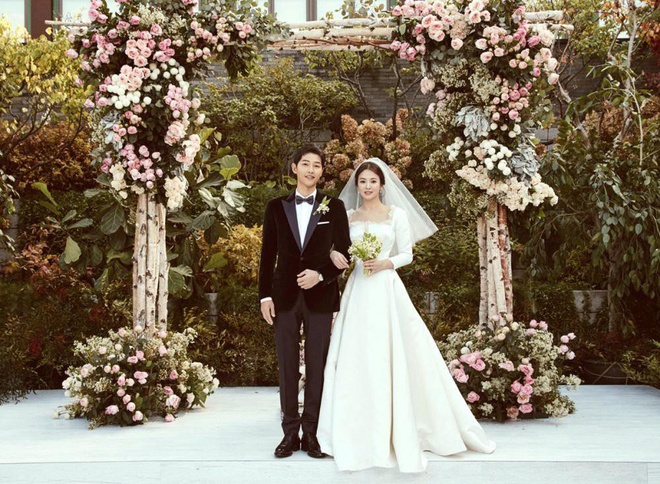 Song Hye Kyo kết hôn với Song Joong Ki sau khi hợp tác cùng nhau trong bộ phim 'Hậu duệ mặt trời' và sau 18 tháng chung sống thì họ ly hôn.