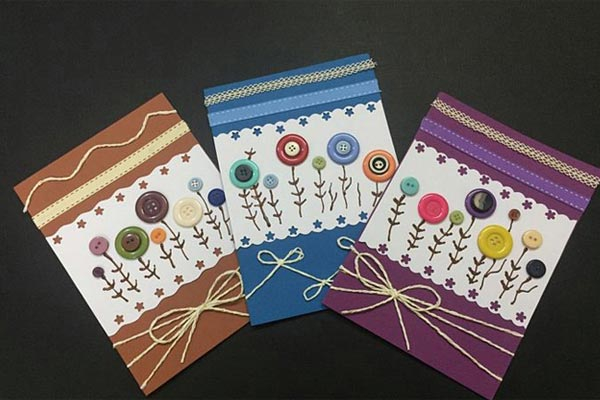 Những tấm thiệp được làm từ những chiếc cúc áo nhiều màu sắc, chúng rất đơn giản và dễ làm nhưng rất tinh tế và đẹp mắt.