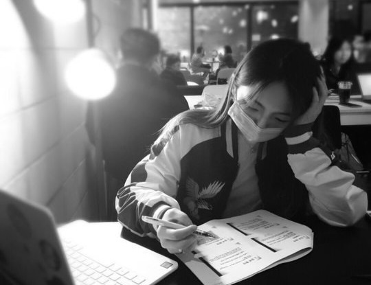 Năm 2020, Seo Shin Ae bị chỉ trích vì không thực hiện giãn cách xã hội trong bối cảnh dịch Covid-19 diễn biến phức tạp khi ngồi học tại quán cafe đông người.