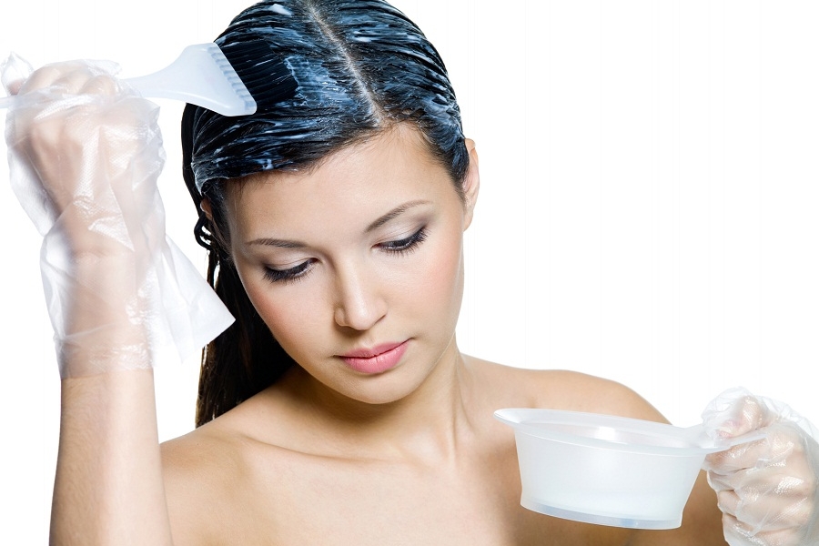 Sau khi gội đầu xong thì bạn thoa kem ủ tóc lên toàn bộ tóc từ chân tóc tới ngọn tóc.