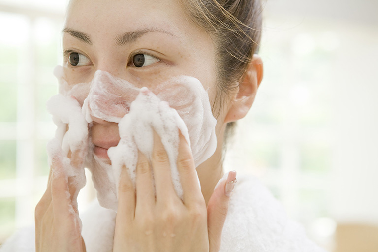 Rửa mặt làm sạch da là bước đầu tiên trong các bước trang điểm cơ bản cho da dầu bạn cần thực hiện.
