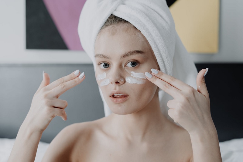 Thoa kem dưỡng ẩm là một trong các bước chăm sóc da mặt bị nám bạn không được bỏ qua.