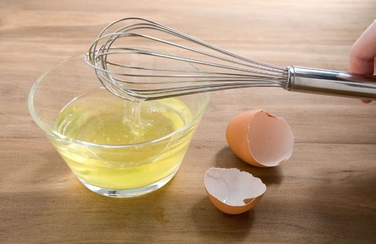 Cách chữa da mặt bị ngứa tại nhà bằng lòng trắng trứng thực hiện đơn giản nhưng mang lại hiệu quả khá tốt.