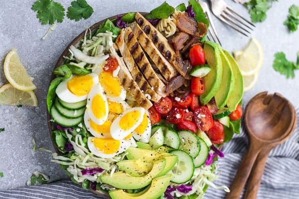 Thực đơn ăn eat clean nên tăng cường protein từ thịt, trứng, cá, sữa và rau xanh.