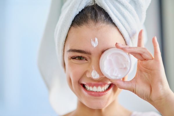 Nên dùng kem dưỡng ẩm cho da sau khi tẩy tế bào chết để giúp da được mịn màng hơn.