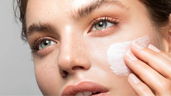 Sau khi làm sạch mặt thì thoa đều kem tẩy tế bào chết lên da mặt và massage nhẹ nhàng để giúp các dưỡng chất thẩm thấu vào da.