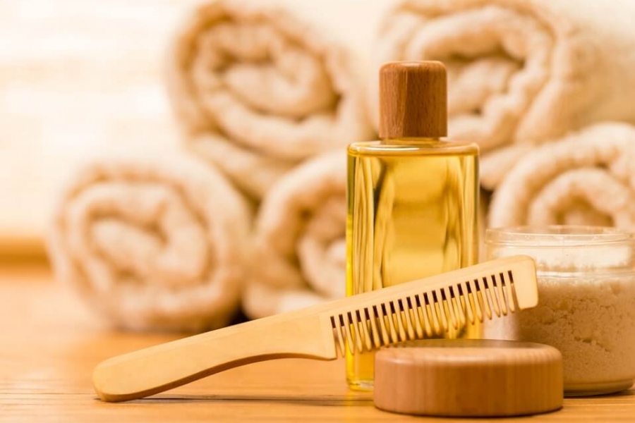 Dầu dưỡng tóc là những tinh dầu chiết xuất từ các thành phần tự nhiên được dùng để giúp tóc chắc khỏe và mềm mượt hơn.