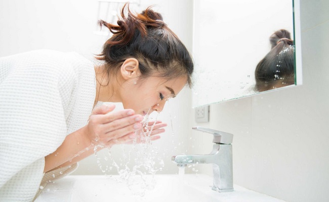 Rửa mặt là một trong các bước skincare cho da khô mụn tại nhà bạn cần phải thực hiện.