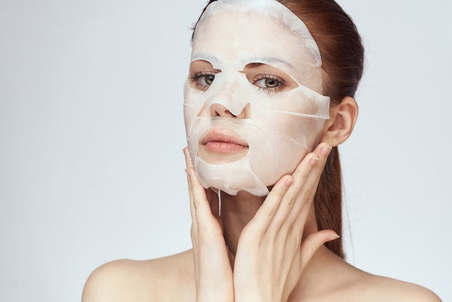 Đắp mặt nạ cho da mặt là một trong các bước skincare cho da khô tại nhà.
