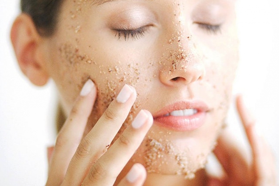 Khi chăm sóc da khô mụn tại nhà, bạn nên thực hiển tẩy tế bào chết 2-3 lần/ tuần giúp loại bỏ da chết và thông thoáng lỗ chân lông.