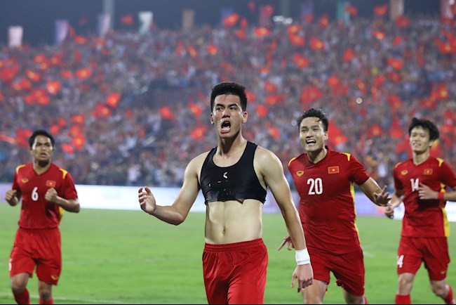 Chiếc áo nhìn như bra được Tiến Linh mặc khoe vòng eo không có múi nào trong trận gặp Malaysia - Ảnh 3