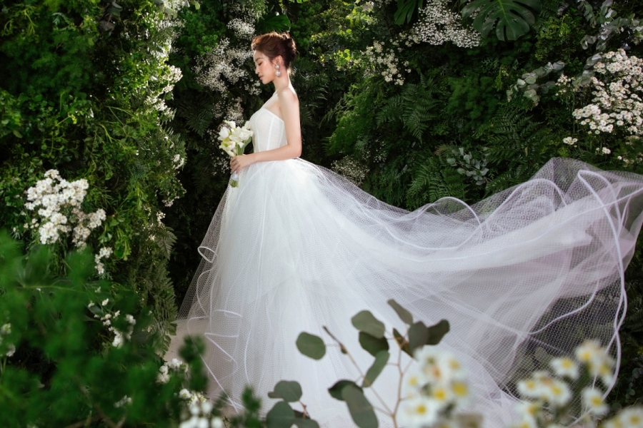 Với vẻ ngoài nhẹ nhàng, Đỗ Mỹ Linh thường được các NTK “gửi gắm” cho các BST váy cưới.