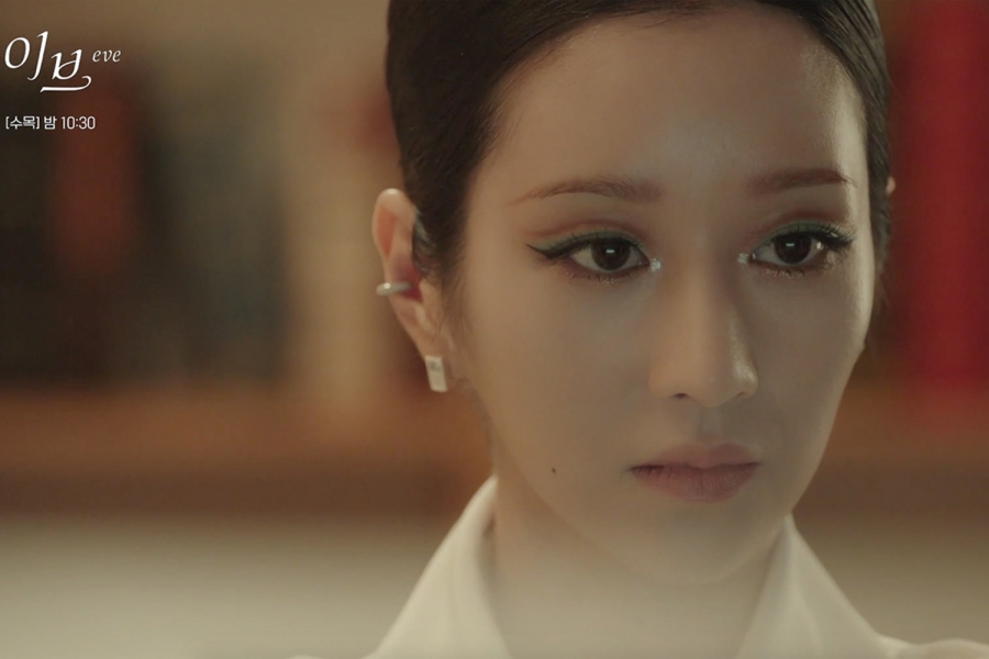 Bên cạnh đó, đôi mắt kẻ eyeliner sắc nét cùng những màu đánh mắt tông lạnh như xám xanh, đen, và kẻ double-eyeliner, tạo thêm sự bí ẩn và quyền lực cho vai diễn của Seo Ye Ji.