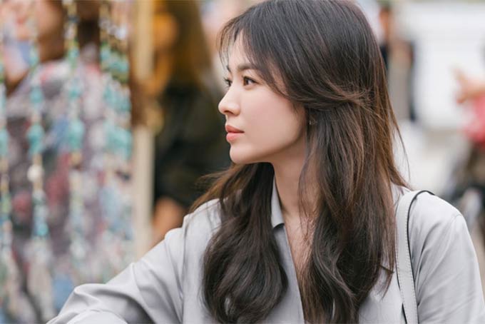 Song Hye Kyo để tóc cánh bướm với phần mái cong nhẹ hình chữ C trong 'Now we're breaking up'.