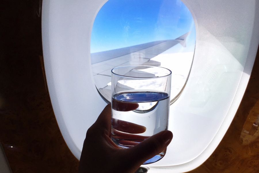 Bạn phải uống đủ nước khi đi máy bay. Như vậy, da sẽ không rơi vào tình trạng mất nước. Tuy nhiên, việc uống nước nên thực hiện từng chút một. Nếu uống quá nhiều nước cùng một lúc, bạn sẽ gây áp lực cho bàng quang và phát sinh nhu cầu đi vệ sinh liên tục.